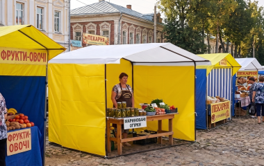 Бізнес на свіжому повітрі: як вибрати намет для вуличної торгівлі та ярмарків